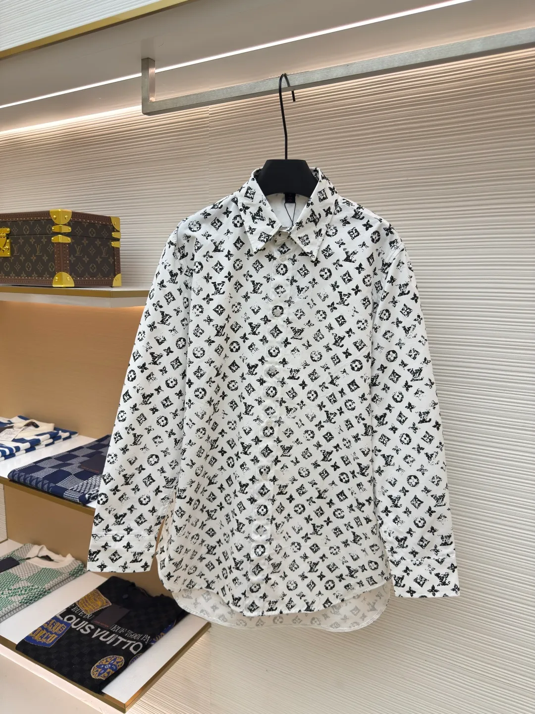 LOUIS VUITTON black full-print shirt ●Authentic product: Purchased and developed by 16612 ●Item number: 1680322-B15 ●Fabric: polyester fiber fabric ●Technology: Positioned cutting machine ●Version: Fitted version ●Weight: about 325 grams ●Size: 34-36-38-40 ●Description: The new shirt is made of soft and light silk-cotton blend, with full-width Monogram cutting to present a rich texture. Contrast buttons and a chest patch pocket add sophisticated details. The overall wiring is straight and delicate, the fabric is comfortable and soft, and the color is consistent without color difference. It can be matched with the same style to create a fashionable look and control various occasions. Customized accessories, complete with three standards, same style for men and women!